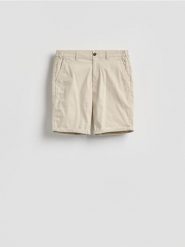 Bawełniane szorty chino - beżowy. Brązowe spodnie materiałowe męskie Reserved, l, bez wzorów, z bawełny. Za 119.99 zł.