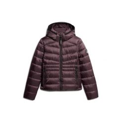 Damska ocieplana kurtka puchowa Superdry Fuji Quilt. Czerwone kurtki damskie Superdry., bez wzorów, z puchu, bez kaptura. W wyprzedaży za 441.35 zł.