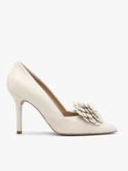 Kremowe ślubne czółenka z kwiatem. Brązowe czółenka damskie Ryłko, bez wzorów, z gumy, ze szpiczastym noskiem, bez obcasa, na obcasie, bez zapięcia. Za 449.99 zł.