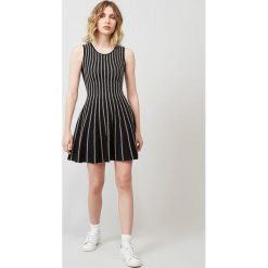 Sukienka w kolorze czarnym. Sukienki damskie Rodier, w paski, klasyczne, z okrągłym kołnierzem, z krótkim rękawem. W wyprzedaży za 282.95 zł.