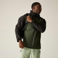 Męska wodoodporna kurtka turystyczna Calderdale z kapturem. Czarne kurtki męskie Regatta, m, bez wzorów, z materiału, z kapturem. W wyprzedaży za 249.99 zł.