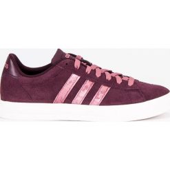 Adidas Daily 2.0 BB7368. Czerwone trampki i tenisówki damskie Adidas, bez wzorów, z gumy, biznesowe, bez zapięcia. W wyprzedaży za 319.00 zł.