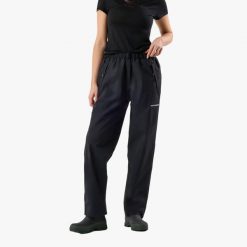 Spodnie przeciwdeszczowe damskie Swedemount Orust Rain Pants wodoodporne. Czarne spodnie sportowe damskie SWEDEMOUNT, bez wzorów, z tkaniny, trekkingowe. Za 199.99 zł.