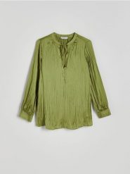 Bluzka z gniecionej tkaniny - zielony. Zielone bluzki damskie Reserved, l, bez wzorów, z tkaniny, bez kołnierzyka, bez ramiączek. W wyprzedaży za 59.99 zł.