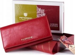 Peterson Czerwony skórzany portfel damski z klapką Peterson NoSize. Czerwone portfele damskie Peterson, bez wzorów. Za 234.00 zł.