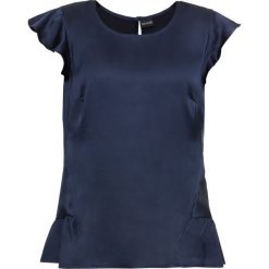 Bluzka z falbanami bonprix ciemnoniebieski. Niebieskie bluzki damskie bonprix, bez wzorów, bez kołnierzyka, bez ramiączek. Za 69.99 zł.