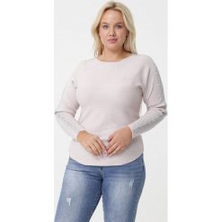 Jasnoróżowy Sweter I'm Amazed. Swetry damskie Born2be, l, z aplikacjami, z dzianiny, glamour, bez kołnierzyka, bez ramiączek, długie, bez kaptura. Za 89.99 zł.