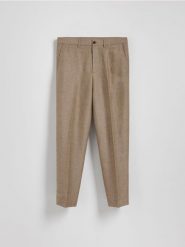 Spodnie chino regular z lnem - brązowy. Brązowe spodnie materiałowe męskie Reserved, bez wzorów, z wiskozy. Za 169.99 zł.