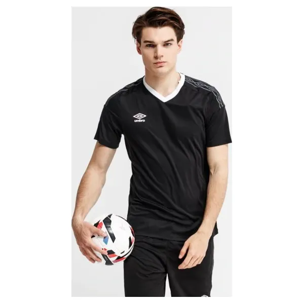 Umbro Koszulka Ss Legacy Jersey Ss , czarny, rozmiar M. Czarne koszulki sportowe męskie Umbro, m, bez wzorów, z jersey, bez kołnierzyka, bez ramiączek, na fitness i siłownię, climacool (adidas). W wyprzedaży za 59.99 zł.