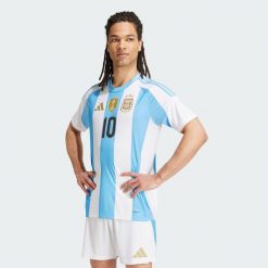 Koszulka Argentina 24 Messi Home. Białe koszulki sportowe męskie Adidas, xl, bez wzorów, z materiału, bez kołnierzyka, bez ramiączek, do piłki nożnej. W wyprzedaży za 431.05 zł.