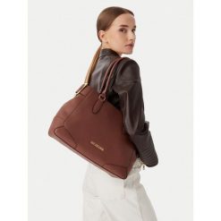 Torebka LOVE MOSCHINO. Brązowe torebki do ręki damskie Love Moschino, bez wzorów, klasyczne, bez dodatków. Za 1,059.00 zł.