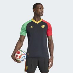 Wyjazdowa koszulka przedmeczowa Jamajka 26 x Bob Marley. Czarne koszulki sportowe męskie Adidas, l, bez wzorów, bez kołnierzyka, bez ramiączek, do piłki nożnej. Za 299.00 zł.