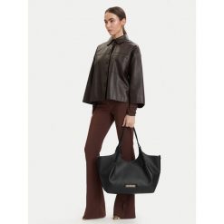 Torebka LOVE MOSCHINO. Czarne torebki do ręki damskie Love Moschino, bez wzorów, klasyczne, bez dodatków. Za 1,049.00 zł.