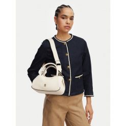 Torebka Tommy Hilfiger. Białe torebki do ręki damskie Tommy Hilfiger, bez wzorów, klasyczne, bez dodatków. Za 489.99 zł.