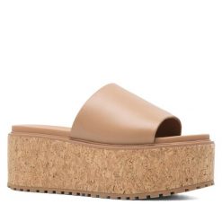 Klapki Lasocki. Czarne klapki damskie Lasocki, bez wzorów, bez obcasa. Za 69.99 zł.