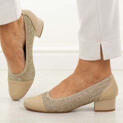 Czółenka gl damskie na obcasie M.Daszyński Sa200-16. Brązowe czółenka damskie M.Daszyński, na jesień, w ażurowe wzory, z materiału, biznesowe, bez obcasa, na obcasie, bez zapięcia. Za 189.00 zł.