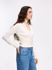 Sweter z dodatkiem acetatu - kremowy. Białe swetry damskie Reserved, l, bez wzorów, z acetatu, bez kołnierzyka, bez ramiączek, bez kaptura. Za 139.99 zł.