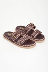 Klapki damskie skórzane z cyrkoniami CESARE CASADEI. Klapki damskie CESARE CASADEI, bez wzorów, bez obcasa. Za 1,999.00 zł.