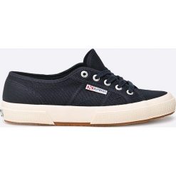 Superga - Tenisówki. Trampki i tenisówki damskie marki Superga. W wyprzedaży za 139.90 zł.