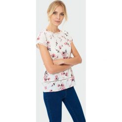 Bluzka w kwiaty z ozdobną mereżką. Bluzki damskie marki Greenpoint. Za 49.99 zł.
