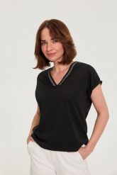 Bawełniany t-shirt z dekoltem w serek czarny. Czarne bluzki damskie MOODO, bez wzorów, z bawełny, bez kołnierzyka. Za 59.99 zł.