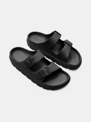Klapki profilowane z pianki - czarny. Czarne klapki damskie Sinsay, bez wzorów, bez obcasa. Za 39.99 zł.