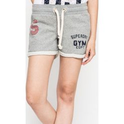 Superdry - Szorty. Szorty sportowe damskie marki Superdry. W wyprzedaży za 99.90 zł.