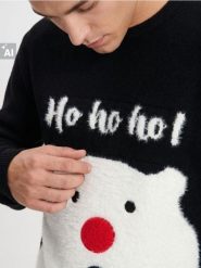 Sweter świąteczny z motywem niedźwiedzia polarnego - czarny. Czarne swetry przez głowę męskie Sinsay, l, bez wzorów, bez kołnierzyka. Za 59.99 zł.