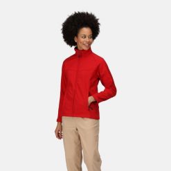 Softshell roboczy damski Uproar. Czerwone kurtki damskie Regatta, na lato, bez wzorów, z softshellu, bez kaptura, trekkingowe. Za 209.99 zł.