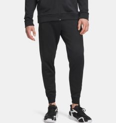 Under Armour UA ARMOUR FLEECE JOGGERS Spodnie męskie. Czarne spodnie sportowe męskie Under Armour, l, bez wzorów, z materiału, na fitness i siłownię. W wyprzedaży za 188.99 zł.