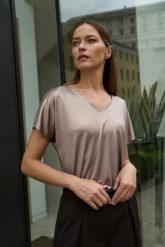 Bluzka z błyszczącego materiału różowa. Czerwone bluzki damskie MOODO, xs, bez wzorów, z elastanu, bez kołnierzyka. Za 89.99 zł.