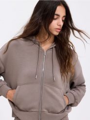 Bluzka z modalem - brązowy. Brązowe bluzki damskie Reserved, l, bez wzorów, z dzianiny, bez kołnierzyka, bez ramiączek. Za 139.99 zł.