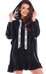 Przedłużona Bluza Welurowa z Falbanką - Czarna. Czarne bluzki damskie Awama, uniwersalny, bez wzorów, z elastanu, bez kaptura. Za 269.90 zł.