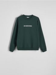 Bluza ze świątecznym napisem - ciemnozielony. Zielone bluzy męskie Reserved, l, bez wzorów, z bawełny, bez kaptura. W wyprzedaży za 39.99 zł.