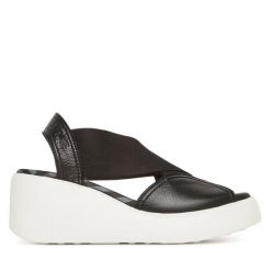 Sandały Fly London. Czarne sandały damskie Fly London, bez wzorów, bez obcasa, na koturnie, bez zapięcia. Za 429.99 zł.