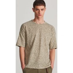 Wzorzysty t-shirt oversize - Kremowy. Białe t-shirty męskie marki Reserved, bez wzorów, bez kołnierzyka. Za 49.99 zł.
