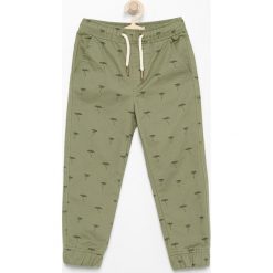 Spodnie jogger - Khaki. Spodnie materiałowe dla chłopców Reserved. W wyprzedaży za 39.99 zł.