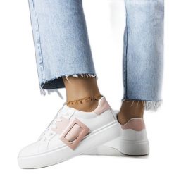 Białe sneakersy zdobione różową klamerką Toni. Białe trampki i tenisówki damskie z aplikacjami, ze skóry ekologicznej, klasyczne, bez zapięcia. Za 88.02 zł.