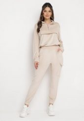 Jasnobeżowy Welurowy Komplet Dresowy Bluza z Ozdobną Kieszenią i Luźne Spodnie z Kieszeniami Whisperia. Brązowe bluzy damskie Born2be, m, bez wzorów, z dresówki, bez kaptura. Za 79.99 zł.