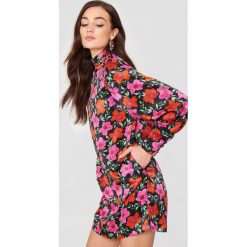 MANGO Sukienka w kwiaty - Multicolor. Sukienki damskie Mango, w kwiaty, ze stójką. W wyprzedaży za 70.98 zł.