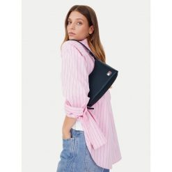 Torebka Tommy Jeans. Niebieskie torebki do ręki damskie Tommy Jeans, bez wzorów, z jeansu, klasyczne, bez dodatków. Za 236.99 zł.