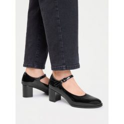 Półbuty JENNY. Czarne półbuty damskie Jenny, bez wzorów, bez obcasa, na obcasie, bez zapięcia. Za 139.99 zł.