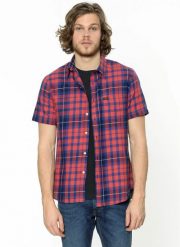 LEE SS SHIRT MĘSKA KOSZULA KRÓTKI RĘKAW VIBRANT RED L875JPSK. Czerwone koszule męskie Lee, l, bez wzorów, bez kołnierzyka, bez ramiączek. Za 139.99 zł.