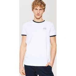 T-shirt z kontrastowym obszyciem - Biały. Białe t-shirty damskie House, z kontrastowym kołnierzykiem. Za 35.99 zł.
