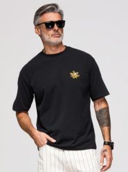 Męska koszulka loose fit z aplikacja pszczoły na klatce piersiowej - czarna V1. Czarne t-shirty męskie Ombre Clothing, m, z aplikacjami, z bawełny, bez kołnierzyka. Za 249.99 zł.