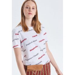 Koszulka z napisami all over - Biały. T-shirty damskie marki Cropp. W wyprzedaży za 19.99 zł.