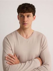 Sweter z wiskozą - beżowy. Brązowe swetry przez głowę męskie Reserved, l, bez wzorów, z dzianiny, bez kołnierzyka. W wyprzedaży za 39.99 zł.
