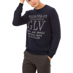 Sweter w kolorze ciemnoniebieskim. Niebieskie swetry przez głowę męskie marki Galvanni, z nadrukiem, z okrągłym kołnierzem. W wyprzedaży za 139.95 zł.