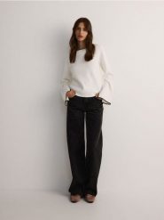 Sweter z wiskozą - złamana biel. Swetry damskie Reserved, l, bez wzorów, z dzianiny, bez kołnierzyka, bez ramiączek, bez kaptura. W wyprzedaży za 89.99 zł.