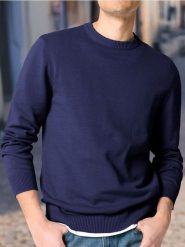 Sweter z okrągłym dekoltem - granatowy. Niebieskie swetry przez głowę męskie Sinsay, l, bez wzorów, bez kołnierzyka. Za 19.99 zł.